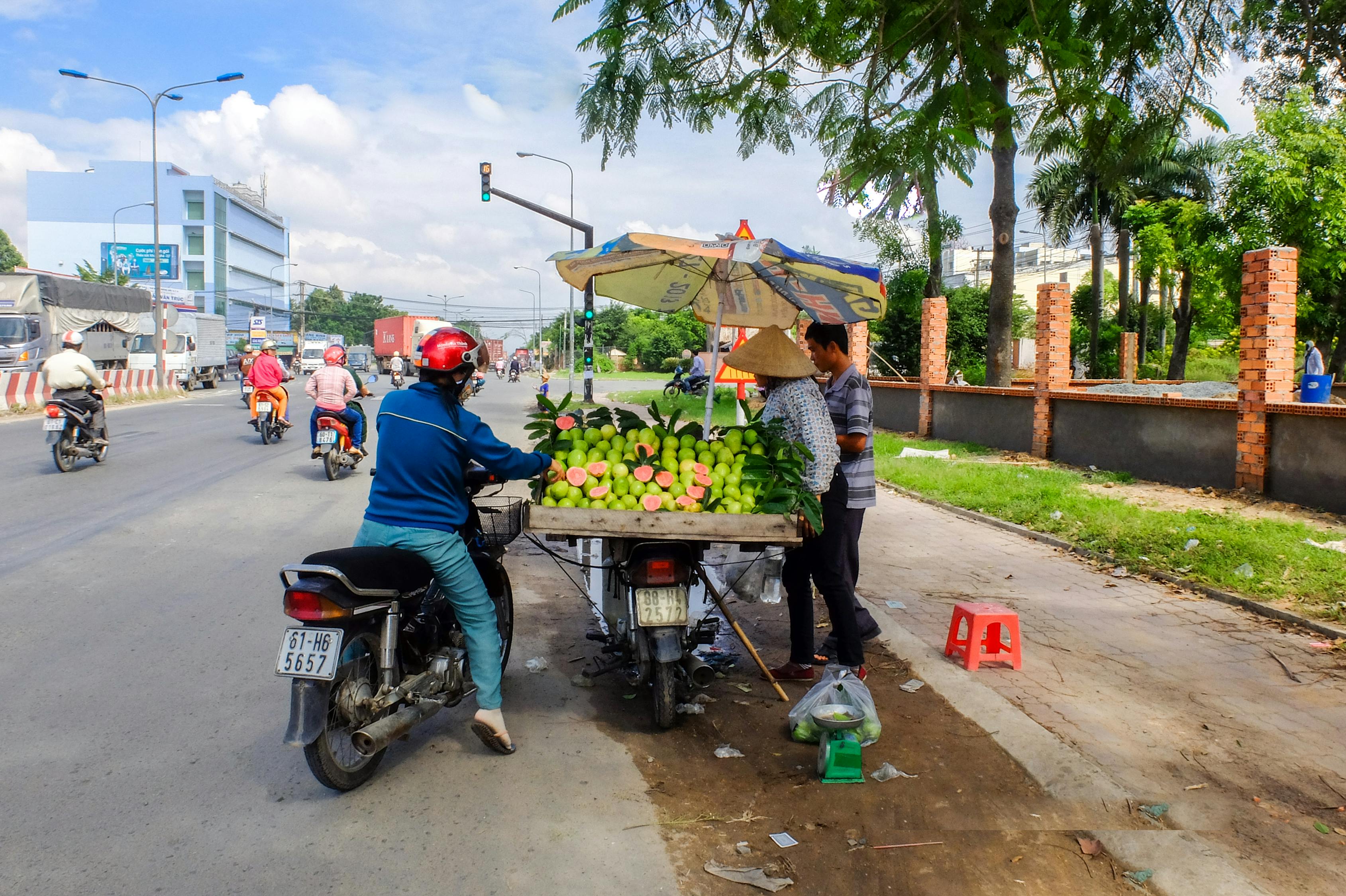 上海小哥开50万黄牌摩托送外卖，豪华装备下的城市骑手